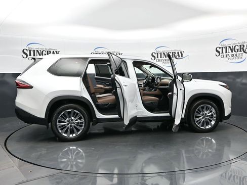 Used 2025 Toyota Grand Highlander AWD image 27