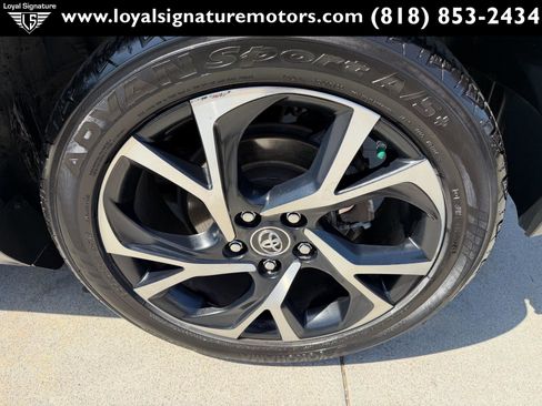 Used 2018 Toyota C-HR XLE FWD image 32