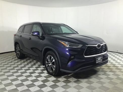 Certified 2021 Toyota Highlander XLE image 1