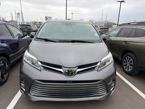 Used 2020 Toyota Sienna Limited Premium w/ Carpet Mat Package image 5