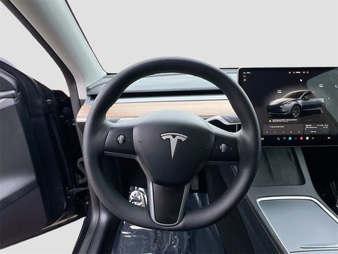 Used 2025 Tesla Model Y Long Range image 10