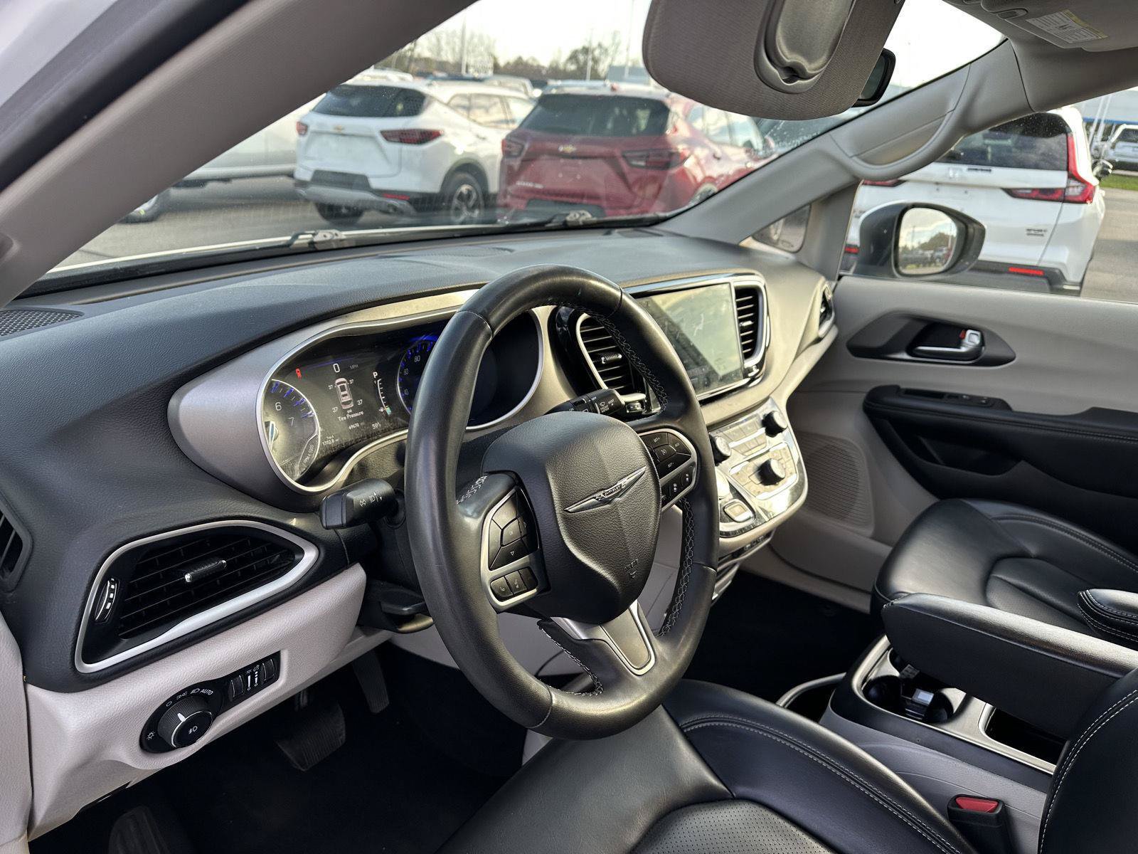 Used 2023 Chrysler Pacifica Touring-L FWD image 16