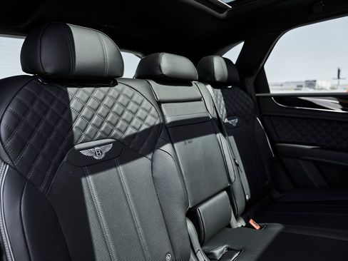 Used 2025 Bentley Bentayga AWD/4WD image 43