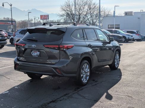 Used 2023 Toyota Highlander Limited image 3