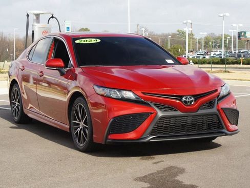 Used 2024 Toyota Camry SE image 2