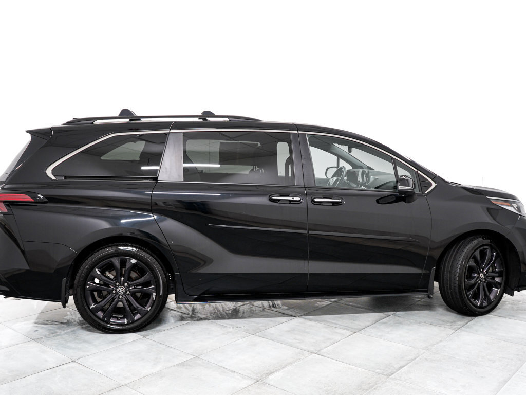 Used 2024 Toyota Sienna XSE w/ XSE Premium Package FWD image 7