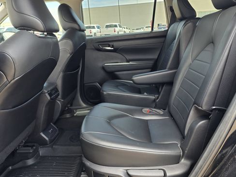 Used 2021 Toyota Highlander XLE FWD image 22