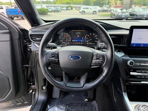 Used 2020 Ford Explorer XLT w/ Equipment Group 202A AWD/4WD image 12