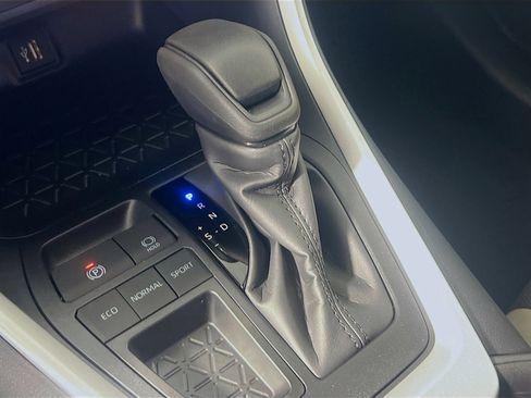 Used 2025 Toyota RAV4 XLE w/ Convenience Package image 25