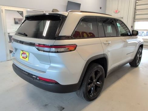 Used 2025 Jeep Grand Cherokee Altitude AWD/4WD image 5