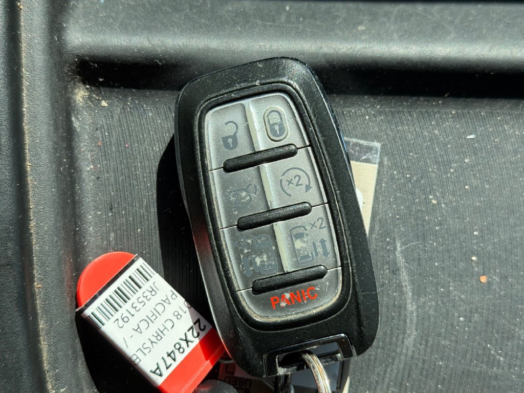 Used 2018 Chrysler Pacifica Touring-L FWD image 40