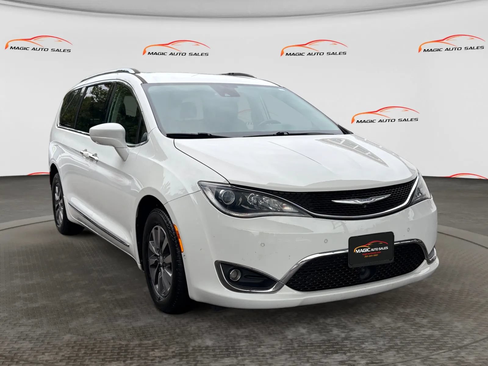 Used 2019 Chrysler Pacifica Touring-L Plus w/ Advanced Safetytec Group FWD image 5