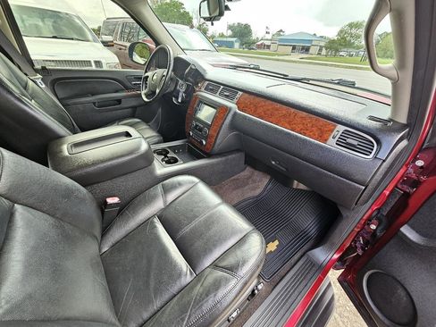 Used 2011 Chevrolet Suburban LT image 32