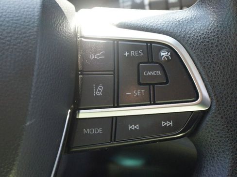 Used 2020 Toyota Highlander L image 10