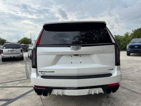 Certified 2023 Cadillac Escalade V w/ LPO, ONYX Package AWD/4WD image 9