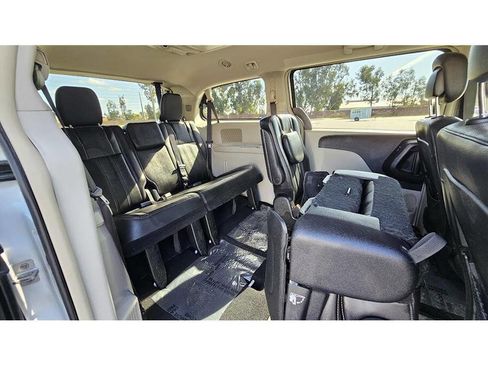 Used 2015 Chrysler Town & Country Touring image 19
