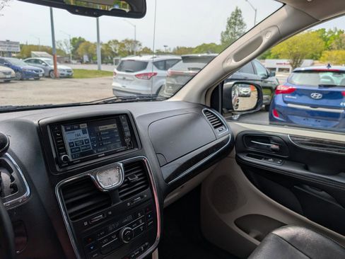 Used 2012 Chrysler Town & Country Touring w/ Entertainment Group #1 FWD image 26