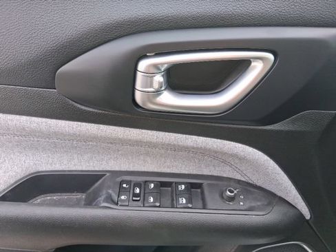 Used 2024 Jeep Compass Latitude w/ Sun and Sound Group AWD/4WD image 21