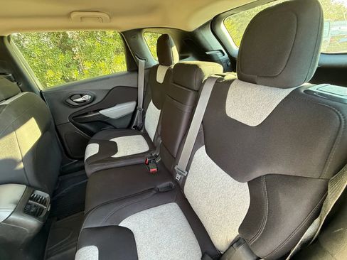 Used 2014 Jeep Cherokee Sport image 44