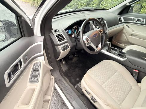 Used 2014 Ford Explorer XLT w/ Equipment Group 201A FWD image 8