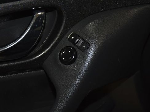 Used 2018 Nissan Rogue SV AWD/4WD image 23