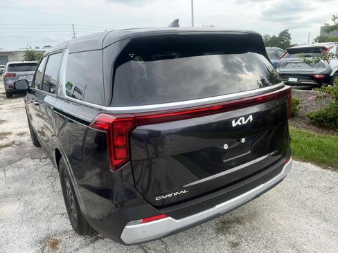 Used 2025 Kia Carnival FWD image 7