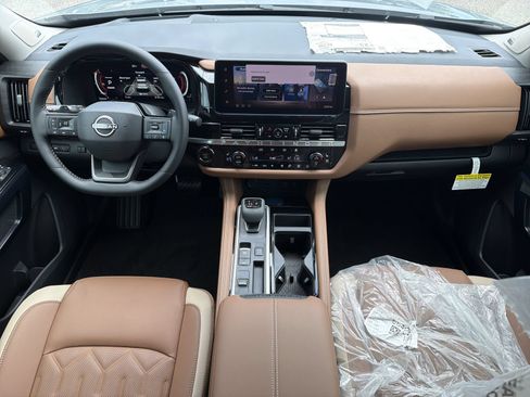 New 2026 Nissan Pathfinder Platinum w/ Accent Package FWD image 2