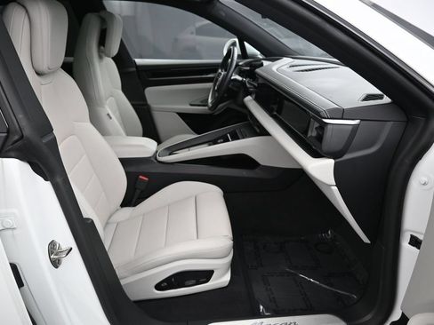 Certified 2025 Porsche Macan Electric RWD image 28