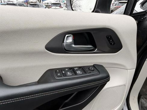 Used 2022 Chrysler Pacifica Touring-L image 13