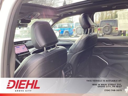 Used 2025 Jeep Grand Cherokee Limited w/ Black Appearance Package AWD/4WD image 15