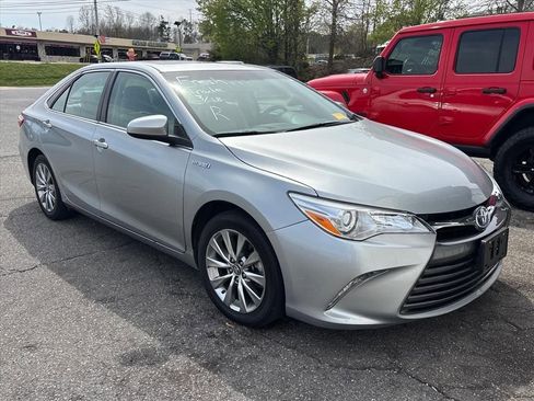 Used 2017 Toyota Camry XLE w/ Moonroof Package image 4