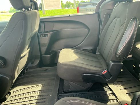 Used 2021 Chrysler Pacifica Touring w/ S Appearance Package FWD image 33