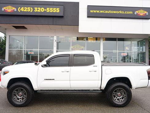 Used 2019 Toyota Tacoma Limited image 2