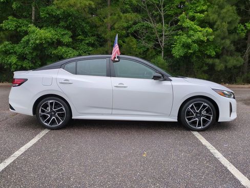 Used 2025 Nissan Sentra SR FWD image 3