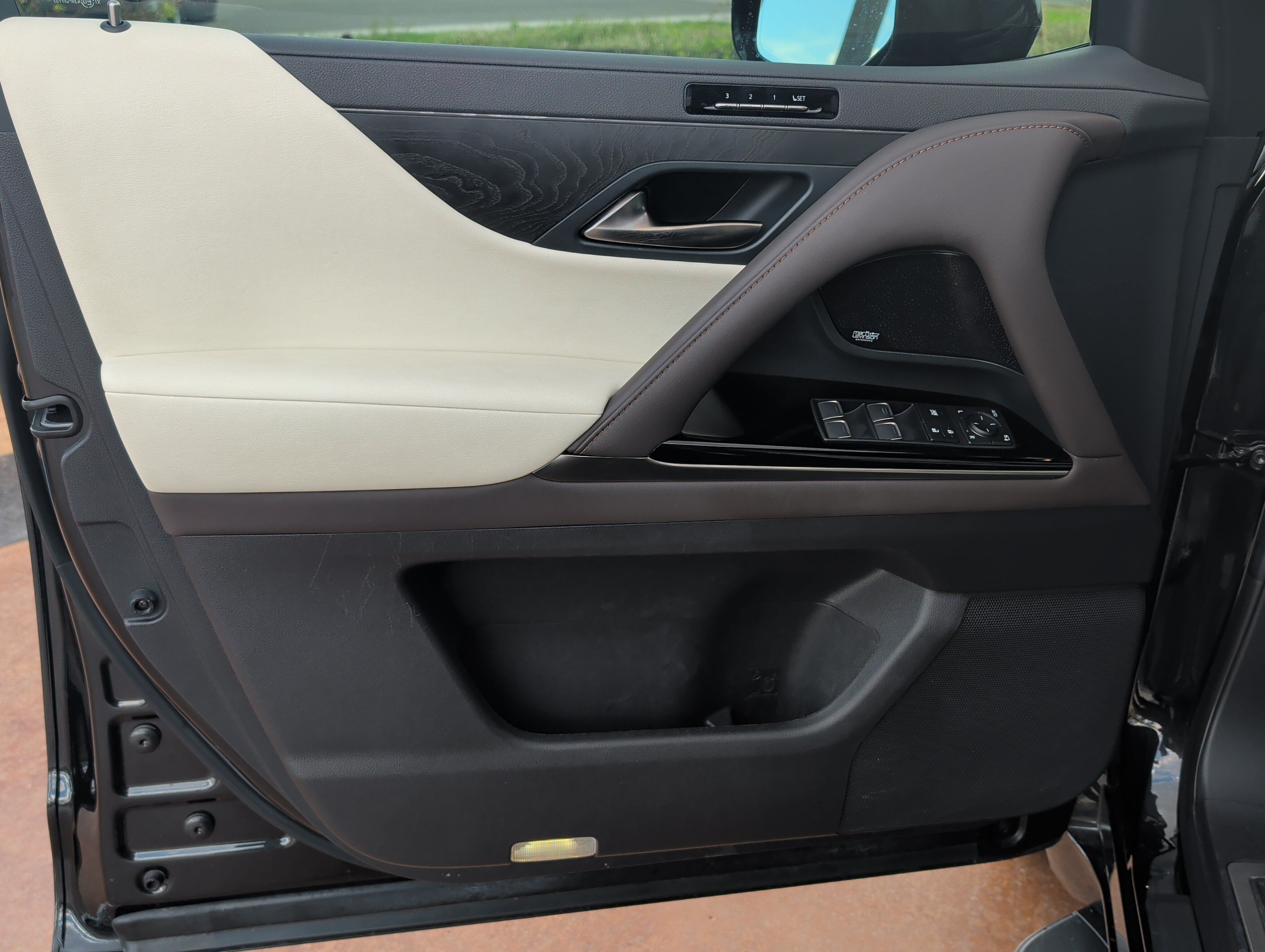 Used 2022 Lexus LX 600 4WD w/ Appearance Package image 8