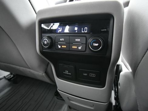Used 2023 GMC Acadia SLT w/ Technology Package AWD/4WD image 19