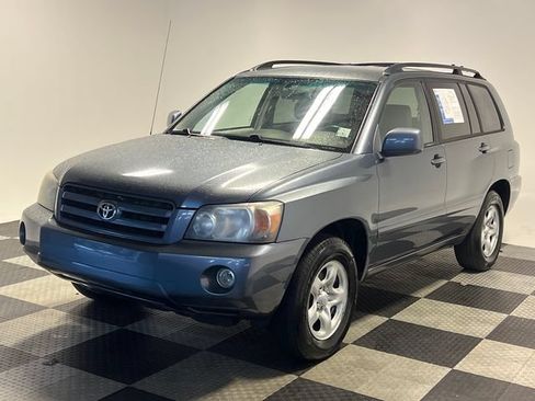 Used 2005 Toyota Highlander 2WD w/ 3rd Row image 3