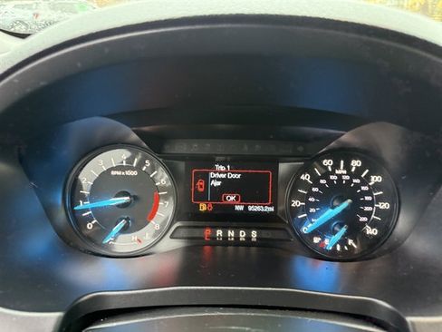 Used 2018 Ford Explorer XLT image 23