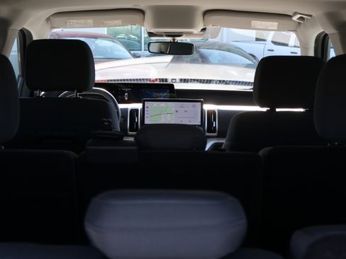 Used 2025 Ford Expedition Active image 27