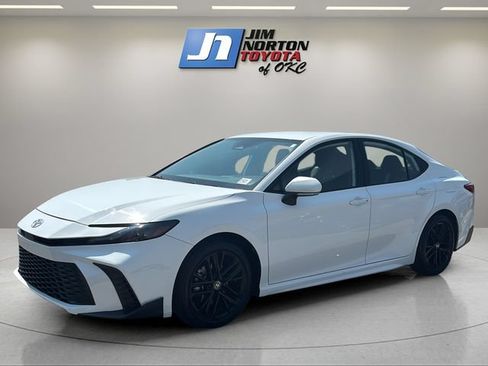 Used 2025 Toyota Camry SE FWD image 1