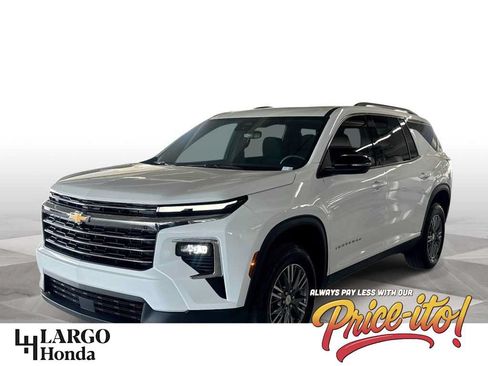 Used 2025 Chevrolet Traverse LT FWD image 1