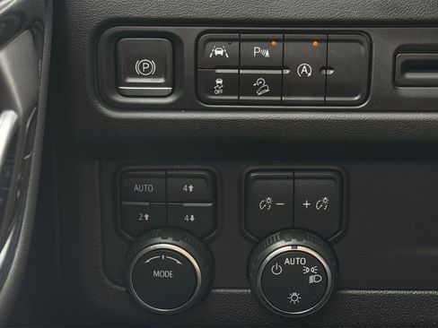 Used 2023 Chevrolet Suburban Premier image 18