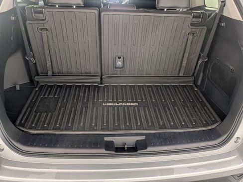 Used 2024 Toyota Highlander XLE AWD/4WD image 29