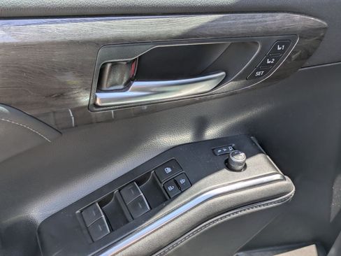 Used 2023 Toyota Highlander Platinum AWD/4WD image 29