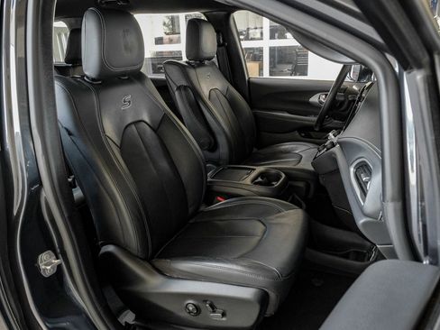 Used 2021 Chrysler Pacifica Touring-L w/ Uconnect Theater Family Group FWD image 40