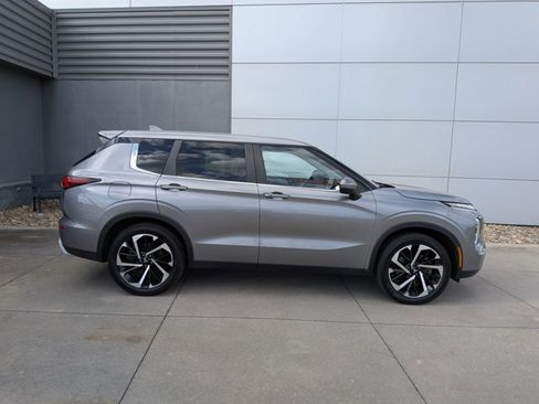 Used 2022 Mitsubishi Outlander SE image 3