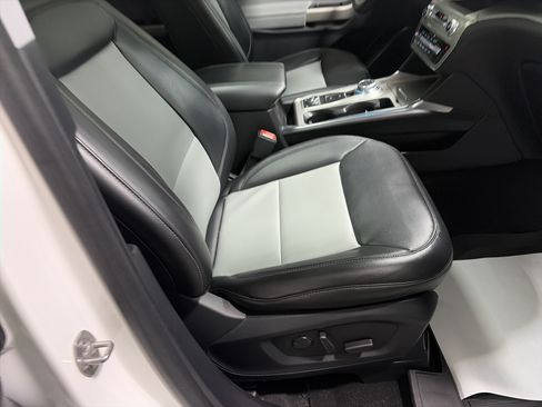 Used 2022 Ford Explorer XLT w/ Equipment Group 202A AWD/4WD image 34