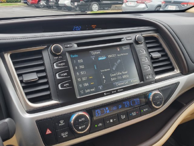 Used 2017 Toyota Highlander XLE AWD/4WD image 26