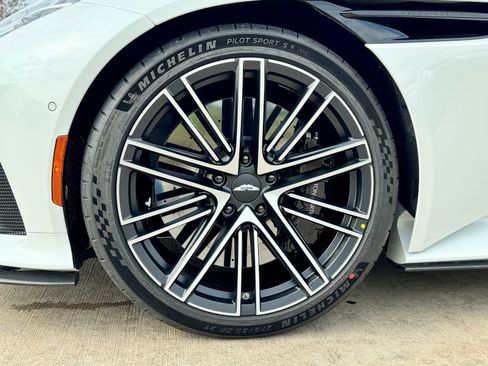 Used 2024 Aston Martin DB12 Coupe image 4