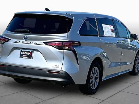 Used 2021 Toyota Sienna XLE FWD image 12